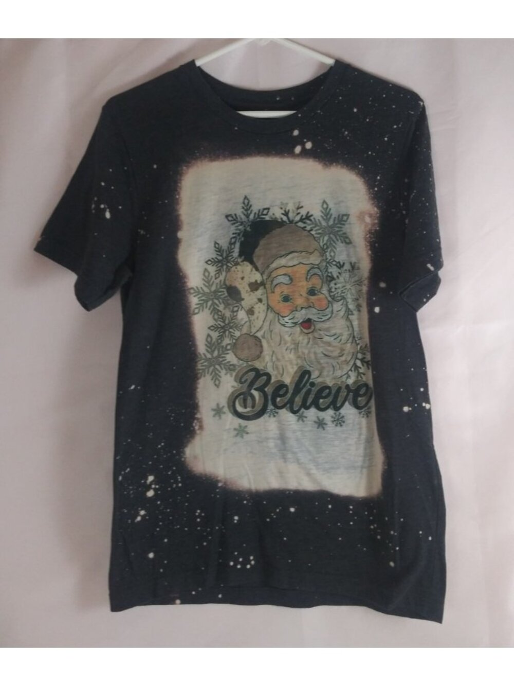 Gildan Women's Santa Claus Believe Bleached Style T-Shirt Medium